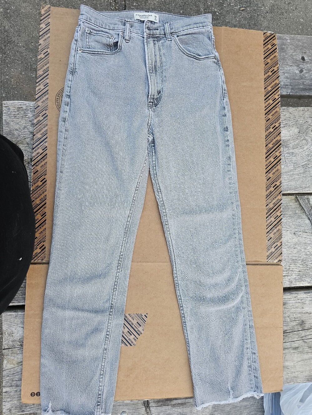 Abercrombie & Fitch Ultra High Rise "The Ankle Straight" Jeans 26/2